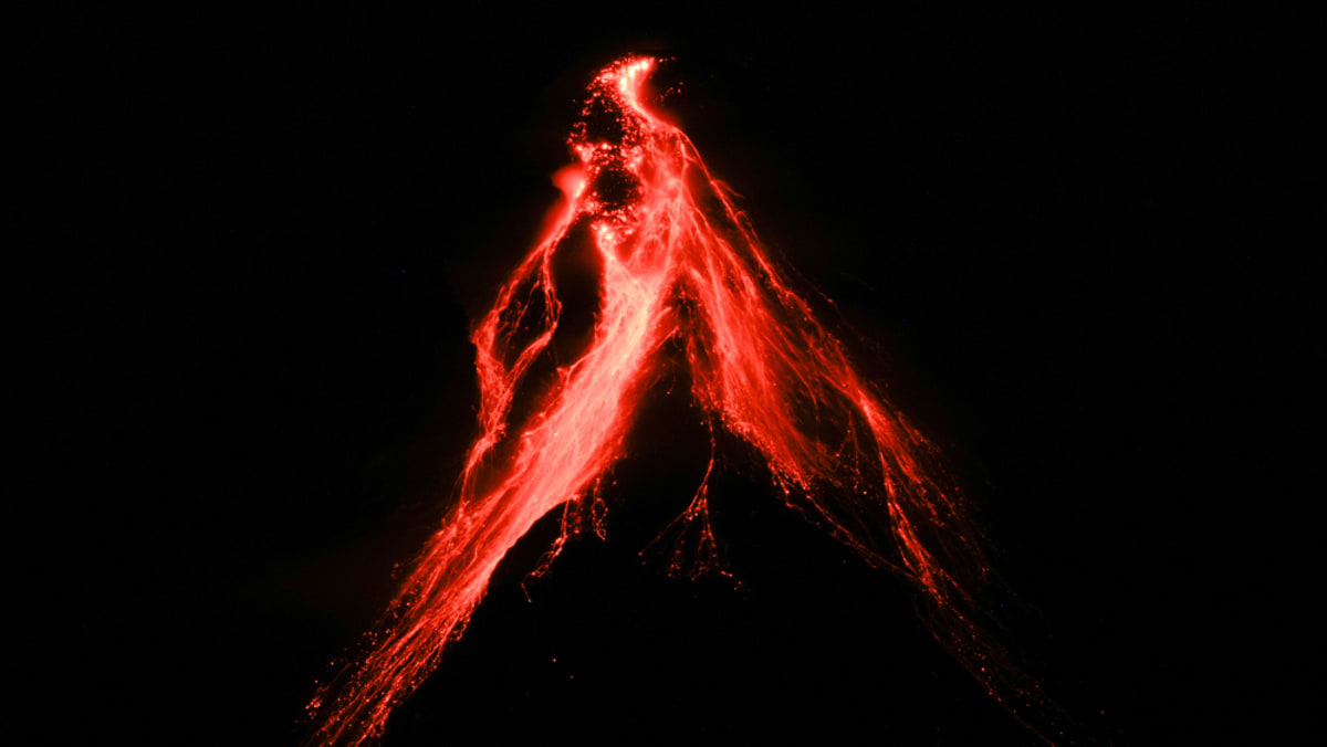 Gunung berapi Mayon di Filipina memuntahkan lava ke lereng dalam letusan kecil, membuat ribuan orang waspada