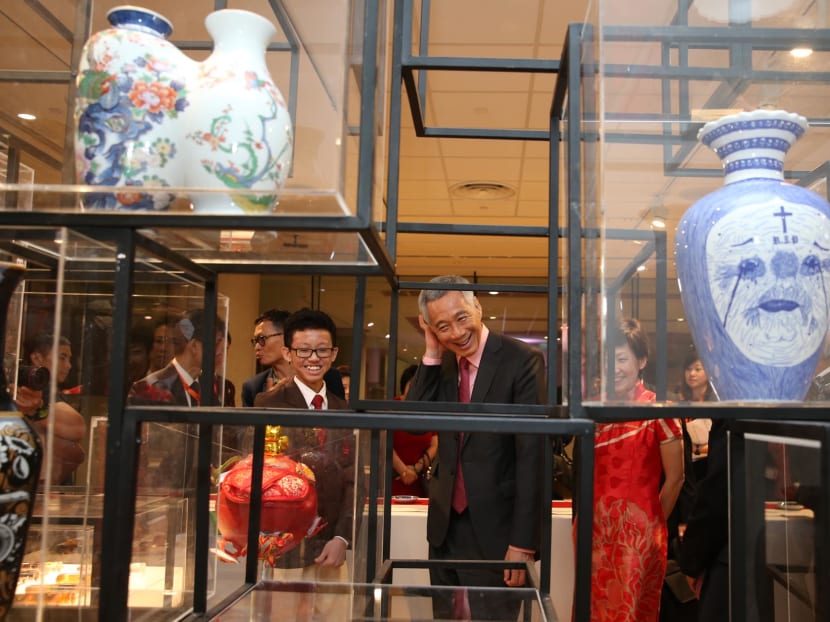 Hwa Chong Institution student Woi Youyang, 15, shows his artwork to Prime Minister Lee Hsien Loong at the Singapore Chinese Cultural Centre on May 19, 2017. PHOTO: Wee Teck Hian