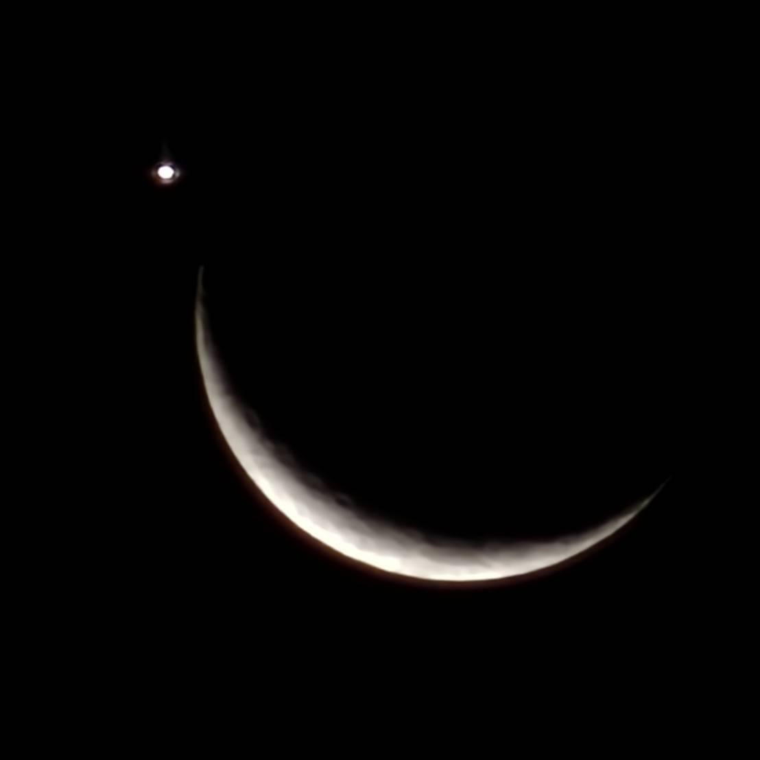 In pictures: Venus at the tip of a glowing crescent moon over Singapore -  CNA