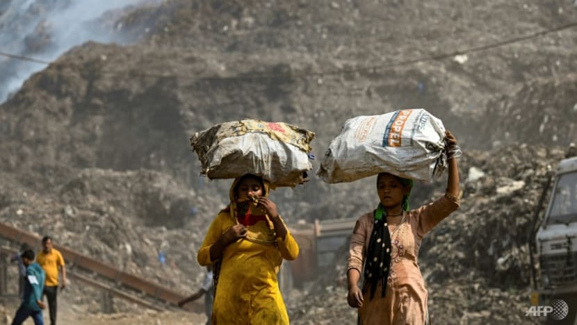 Choking and sweating around Delhi's burning hill of trash Choking and sweating around Delhi's burning hill of trash