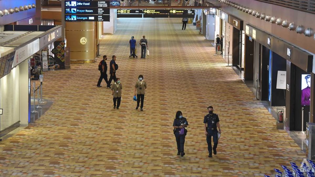 Memutuskan untuk memperketat tindakan setelah kasus COVID-19 yang melibatkan karyawan yang bekerja di Bandara Changi