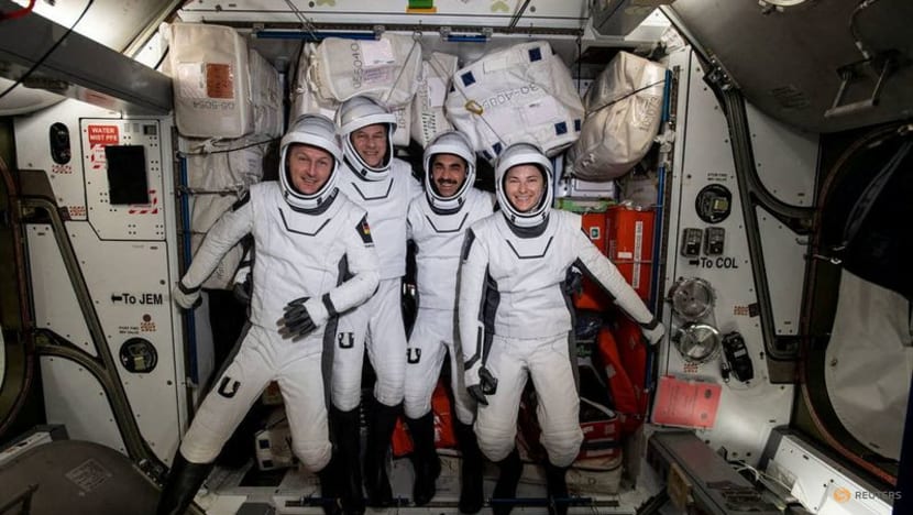 SpaceX capsule splashes down, bringing 4 astronauts home from 6-month mission SpaceX capsule splashes down, bringing 4 astronauts home from 6-month mission