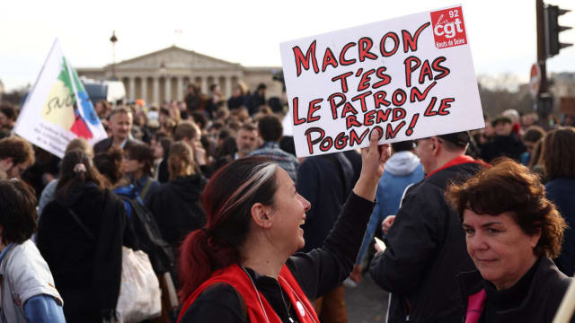 法国政府动用特别宪法权力 强行通过养老金法案