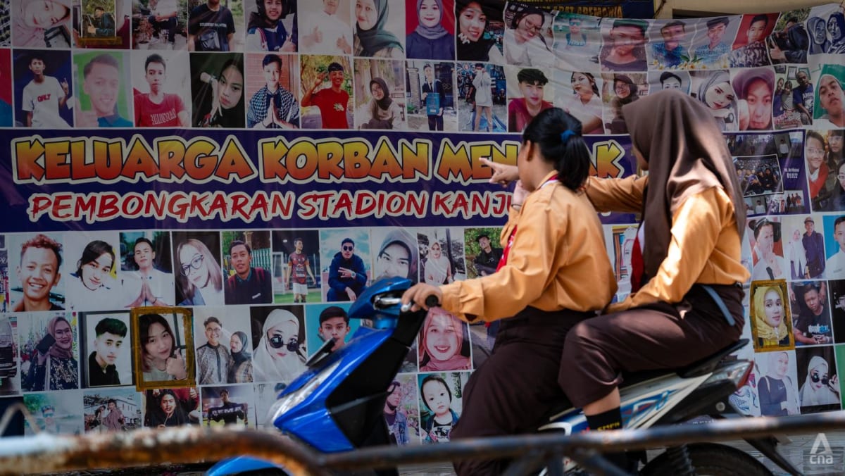 ‘Lebih toleran dari pencuri ayam’: Kesedihan dan kemarahan meningkat di Malang setelah setahun terinjak-injak dalam sepak bola yang mematikan