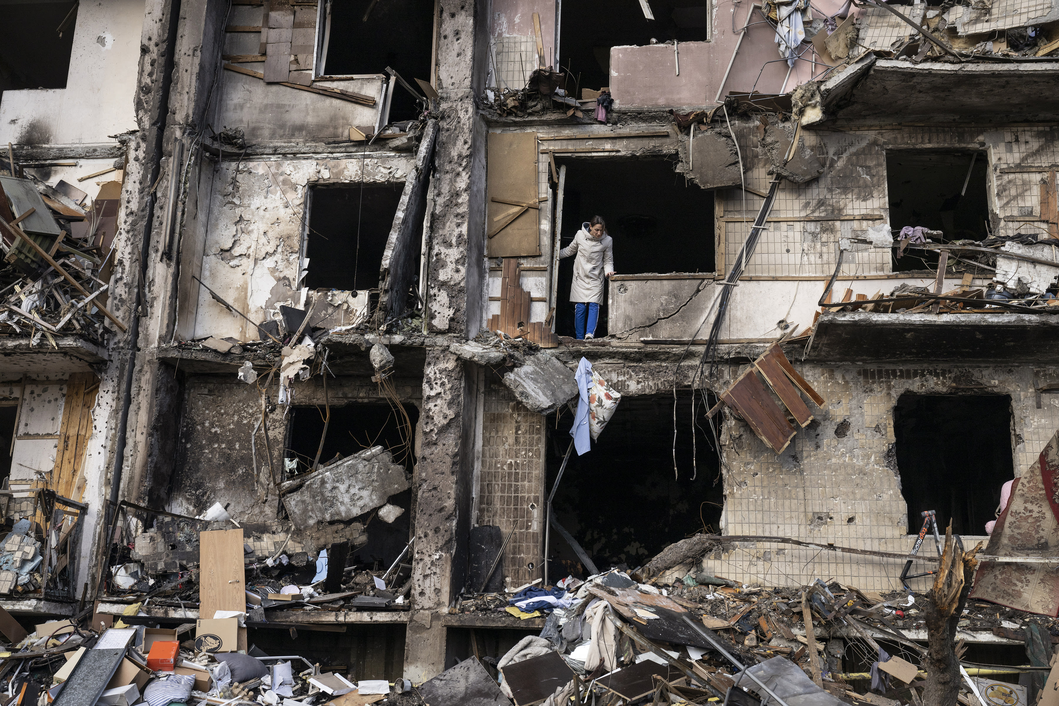 Ukrainians clean up debris after a residential building was hit by missiles in the country’s capital of Kyiv, Feb 25, 2022. Ukrainians clean up debris after a residential building was hit by missiles in the country’s capital of Kyiv, Feb 25, 2022.