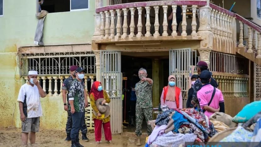 Agong ziarah mangsa banjir di Temerloh; gesa pegawai kerajaan bantu baiki kerosakan