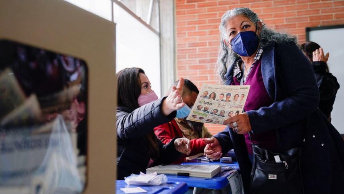 Warga Kolombia pergi ke tempat pemungutan suara dalam pemilihan presiden yang memecah belah