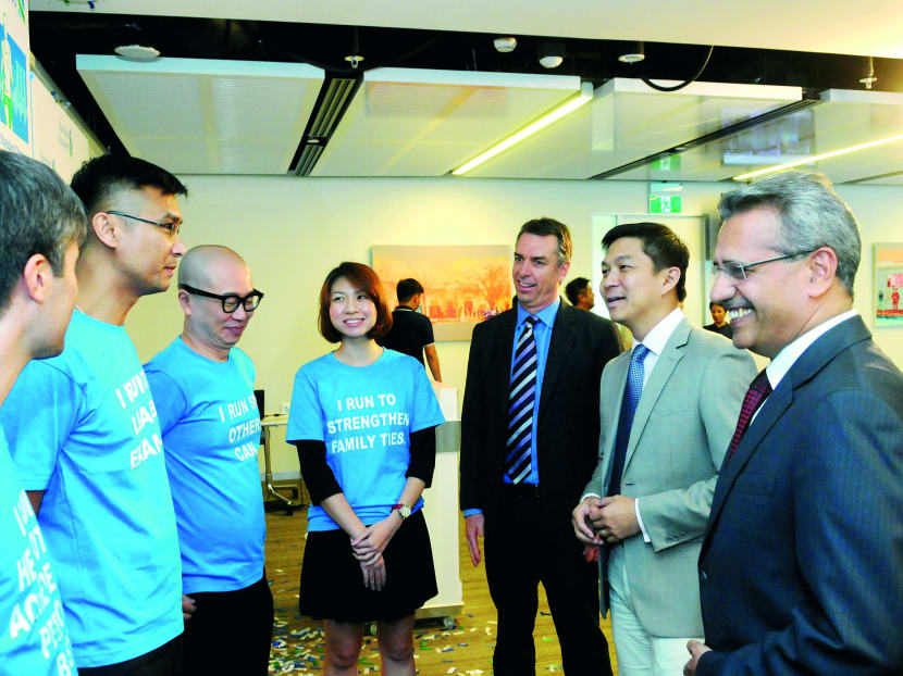 Standard Chartered runners talking to (from right) the bank’s Singapore CEO Neeraj Swaroop, Acting Manpower Minister Tan Chuan-Jin and Mr Chris Robb, Photo: SCMS