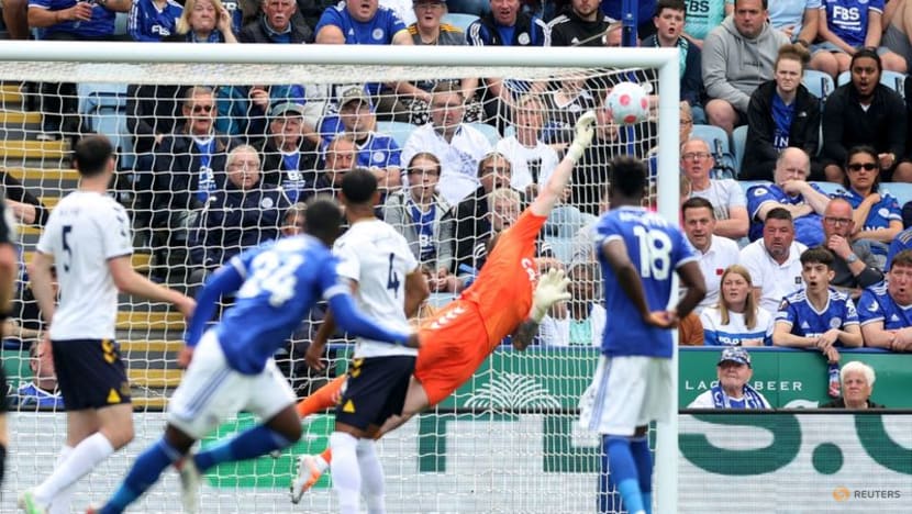 Everton move out of drop zone with gritty win at Leicester