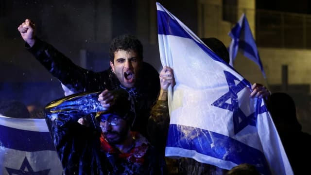 以色列总理突然解除防长加兰特职务 引大规模示威