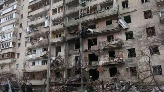 乌克兰记者报新闻 基辅住宅被炸含泪分享“那是我家”