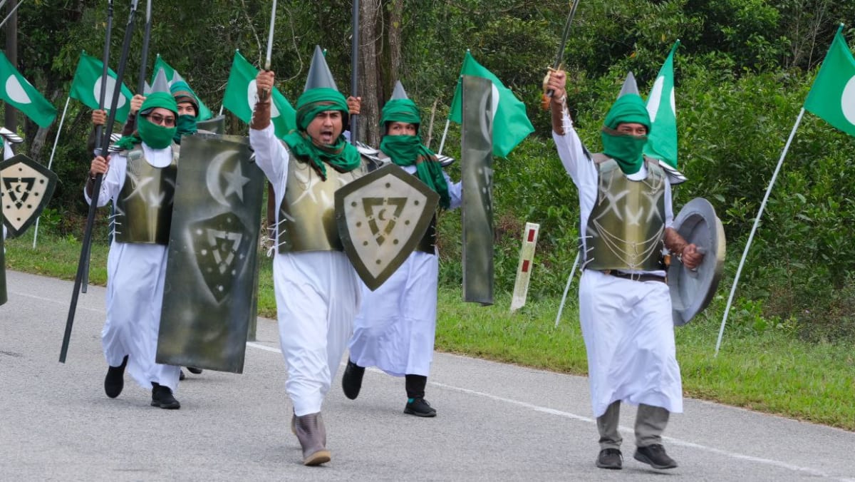 Partai Islam di Malaysia sedang diselidiki setelah anggotanya melakukan pawai dengan pedang, tombak, dan perisai palsu