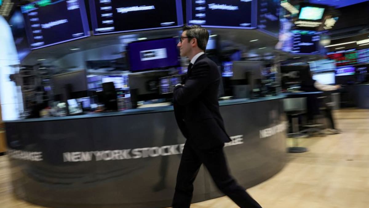 Wall Street berakhir melemah tajam, imbal hasil Treasury turun karena kekhawatiran resesi meningkat