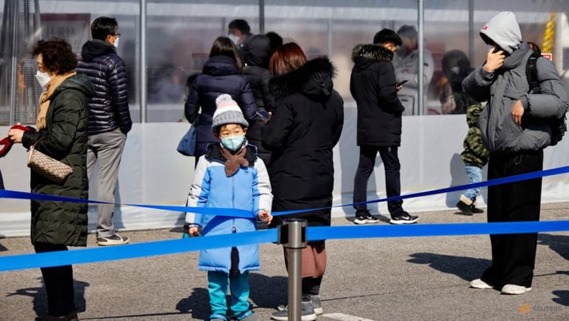 South Korea prime minister calls for calm as COVID-19 cases hit new record of 170,000 South Korea prime minister calls for calm as COVID-19 cases hit new record of 170,000
