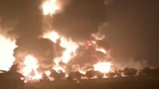 印尼西爪哇炼油厂发生大火 五人受伤