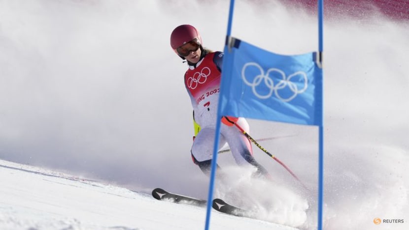 Alpine skiing-Shiffrin crashes out of giant slalom Alpine skiing-Shiffrin crashes out of giant slalom