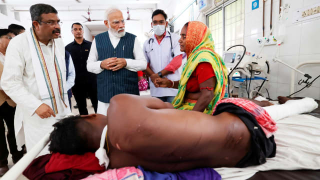 印度总理巡视火车相撞事故现场 到医院探访伤者