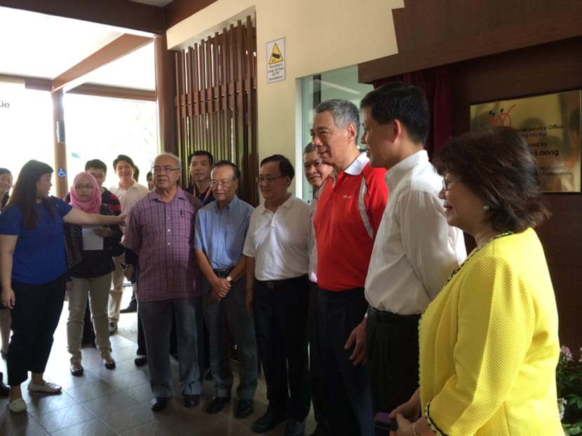 AMK GRC advisers with PM Lee Hsien Loong, Mr Ang Hin Kee and Mr Seng Han Thong at the official opening of Social Service Office this morning (Oct 10). Photo: Emilia Tan