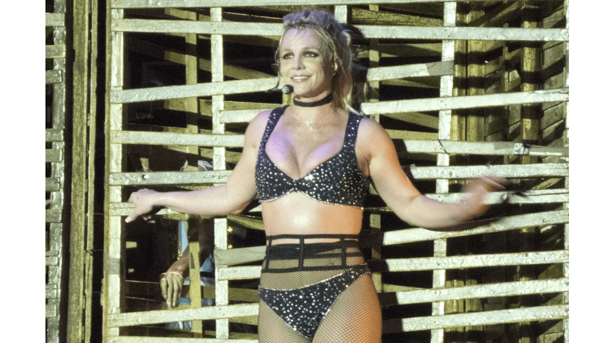 Britney Spears Uses Her Best British Accent During London Gig 8 Days 4186