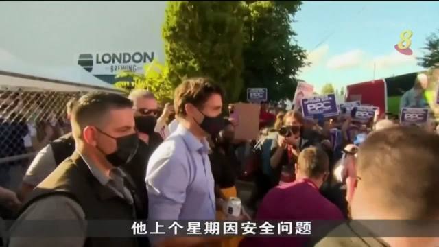加拿大总理参加竞选活动 被抗议者碎石击中