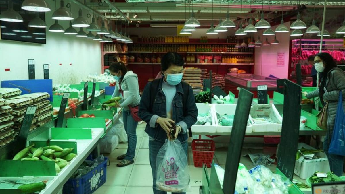 Penduduk Hong Kong menyerbu rak supermarket saat lonjakan COVID-19 mengganggu pasokan