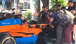 Kereta lumba F1 diperbuat daripada LEGO dipamerkan di Orchard Road
