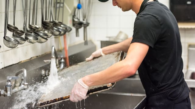 加拿大餐馆超缺人 洗碗工年薪5.4万