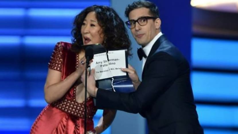 Andy Samberg dan Sandra Oh hos Golden Globes 2019