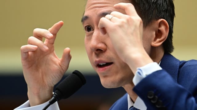 冷静应对五小时拷问 周受资爆红网民赞帅爆了