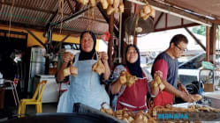 Peniaga di Melaka ini setiap hari jual ketupat; jualan laris sehingga masuki pasaran SG