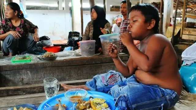 印尼两岁童日抽40根烟 戒烟后身体起巨大变化