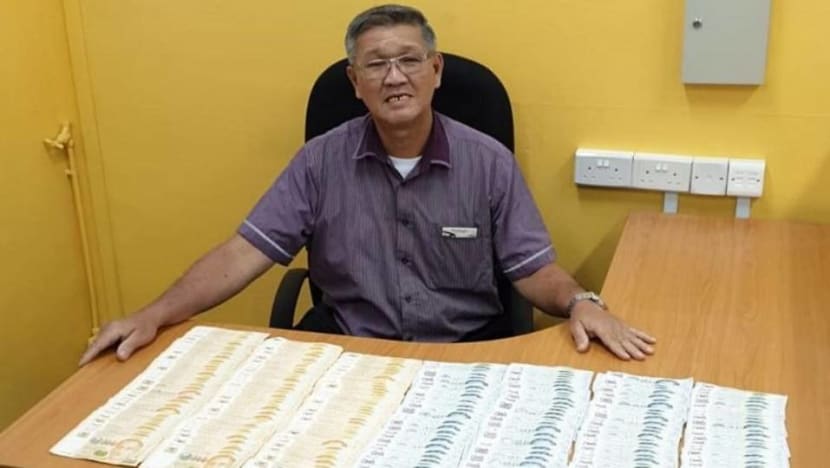Driver hands over S$40,000 found on SBS bus Driver hands over S$40,000 found on SBS bus