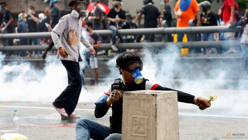 Thai anti-government protesters clash with police in Bangkok 