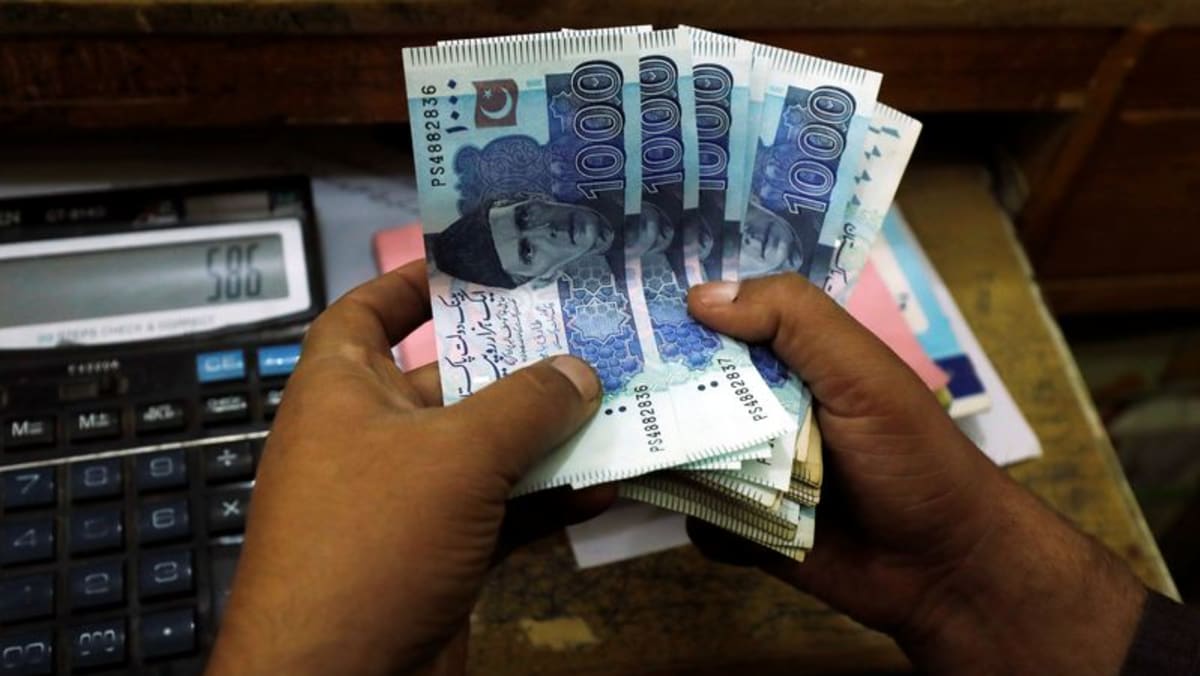 Rupee Pakistan mencapai rekor terendah, obligasi jatuh karena pembicaraan IMF berlarut-larut