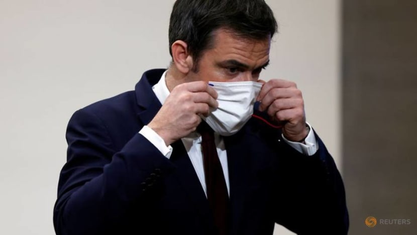 France tells its citizens: Fabric masks not enough to protect from COVID-19 France tells its citizens: Fabric masks not enough to protect from COVID-19