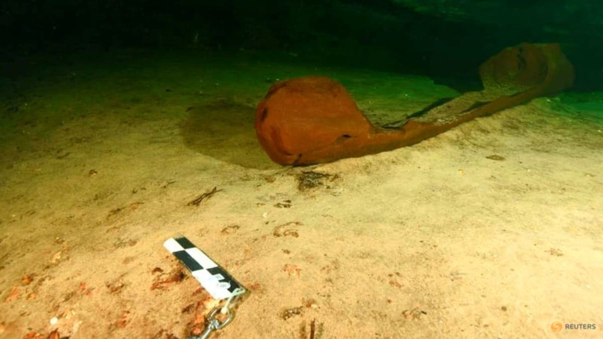 Rara y antigua canoa maya descubierta en Yucatán, México