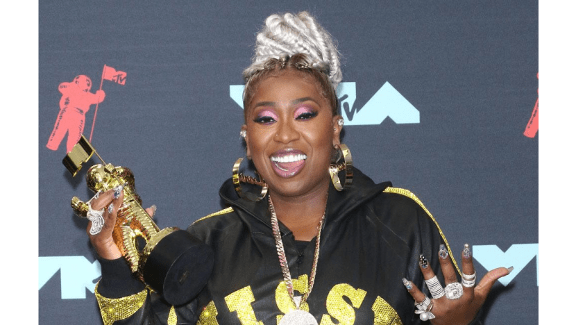 Missy Elliott loses diamond necklace at MTV VMAs Missy Elliott loses diamond necklace at MTV VMAs