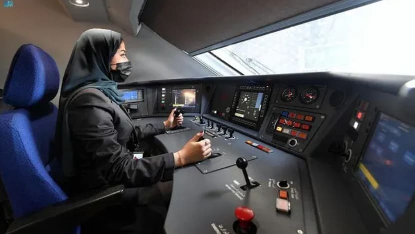 32 wanita Arab Saudi dipilih pandu kereta api ekspres Haramain
