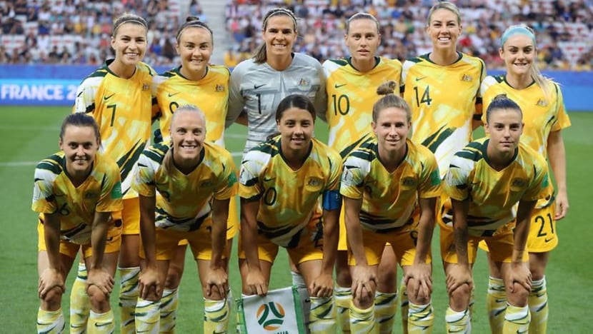 Australia's women and men footballers to get equal pay Australia's women and men footballers to get equal pay