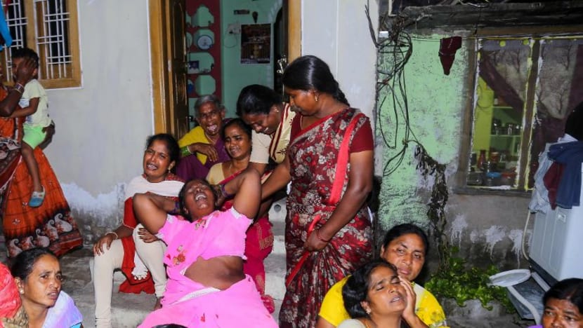 12 maut, puluhan cedera setelah bot terbalik di India