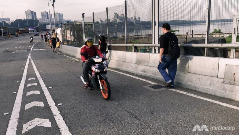Johor plans to build sheltered walkway on Causeway for pedestrians Johor plans to build sheltered walkway on Causeway for pedestrians