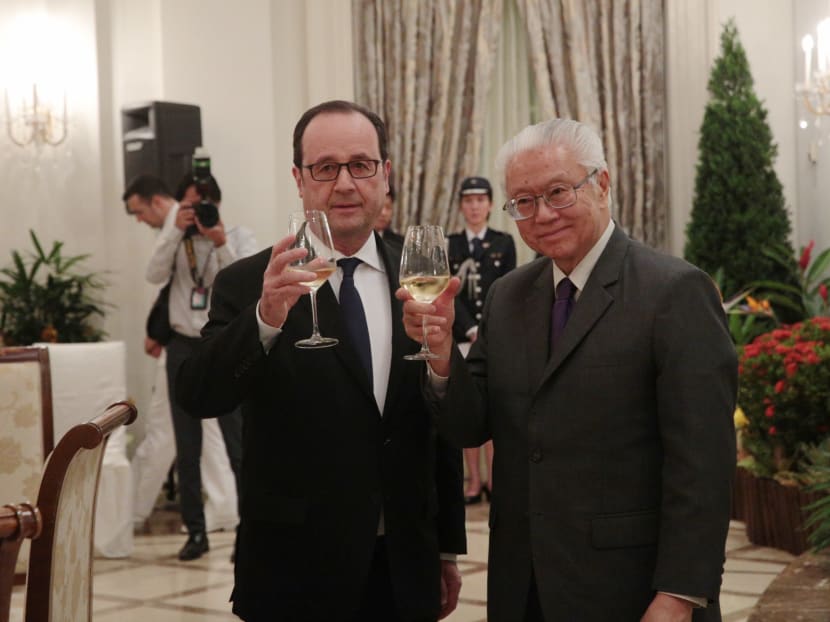 France's President Francois Hollande (left) shares a toast with Singapore's President Tony Tan during the former's visit to the Republic. Photo: Jason Quah/TODAY