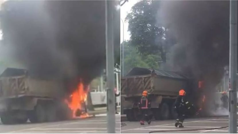 Lori terbakar di Changi North Crescent