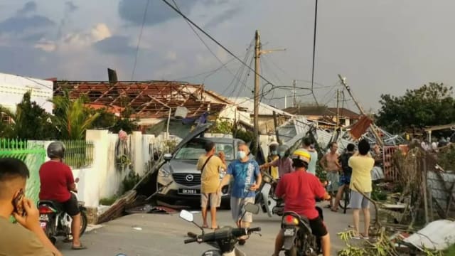 狂风侵袭怡保新村 逾百民宅遭毁场面骇人