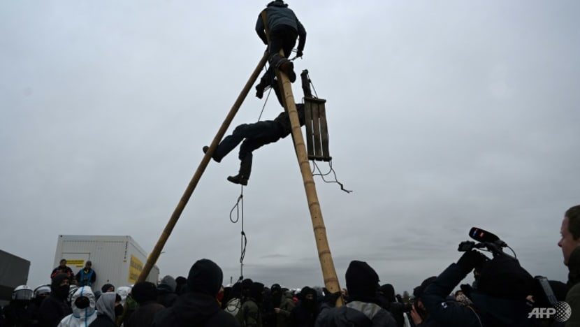 Police move in on anti-coal activists at German protest camp Police move in on anti-coal activists at German protest camp
