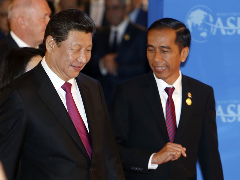 Chinese President Xi Jinping (left) talks with Indonesian President Joko Widodo (right) at the Boao Forum for Asia in Boao on southern China's Hainan Island, on Saturday, March 28, 2015. Photo: AP
