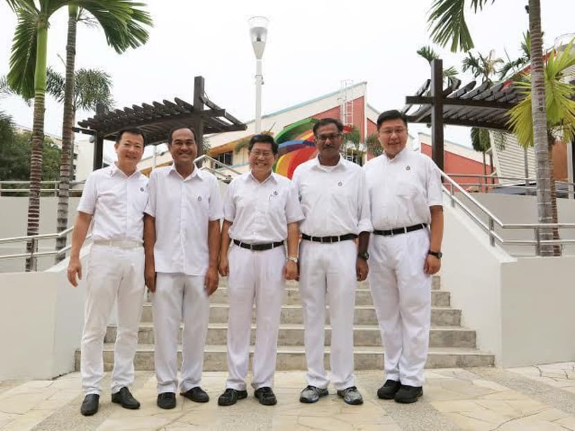 PAP candidates from Aljunied GRC (L-R) Victor Lye, Shamsul Kamar, Yeo Guat Kwang, K Muralidharan Pillai and Chua Eng Leong at a walkabout at Reservoir Shopping Centre @ Eunos, Bedok Reservoir Road, Sept 9, 2015. Photo: Koh Mui Fiong