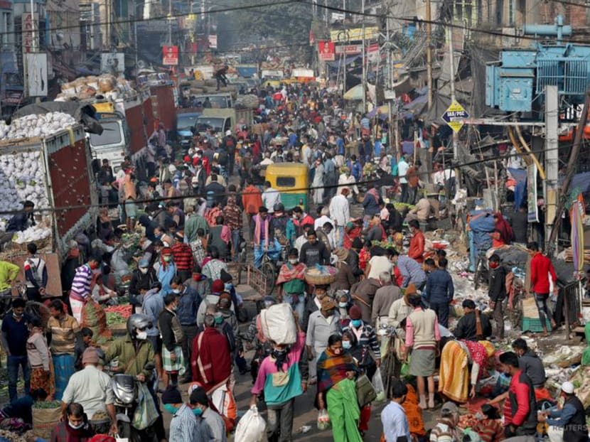 People shop in a crowded market in Kolkata, India, January 6, 2022.&nbsp;