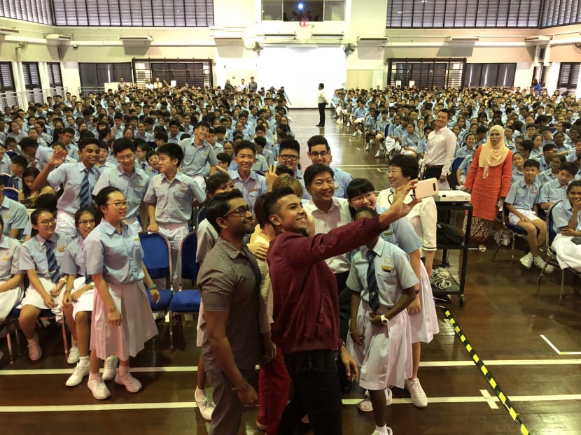 Singaporean artiste Taufik Batisah posing for a wefie with  Minister for Education (Schools) Ng Chee Meng (in white shirt) and students from New Town Secondary School at the launch of a bilingual video series. Photo: Alfred Chua / TODAY