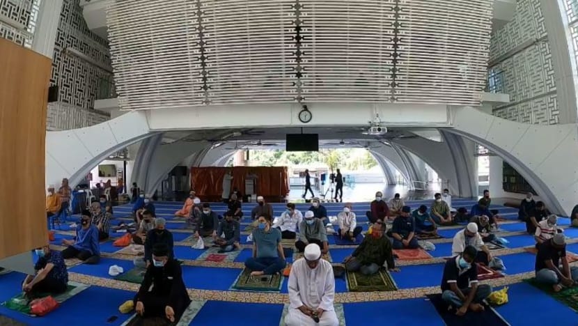 10 masjid mula buka 3 zon solat Jumaat; semua jemaah guna Tracetogether 10 masjid mula buka 3 zon solat Jumaat; semua jemaah guna Tracetogether